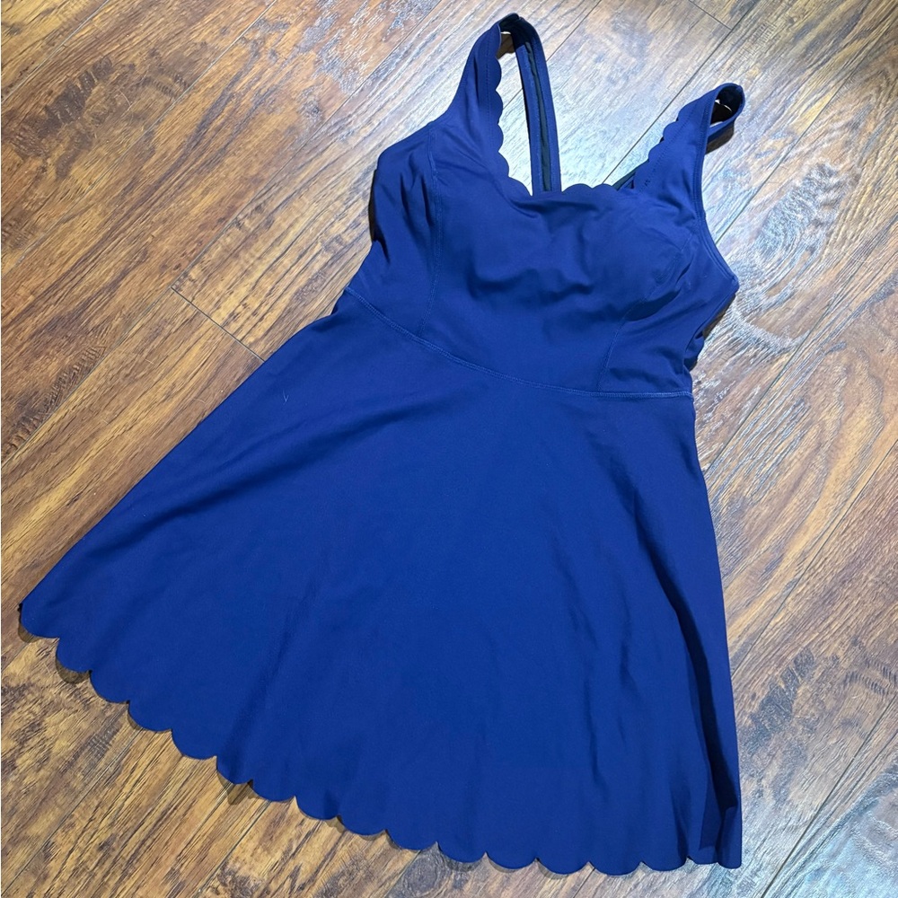 Attarco women’s size S scalloped trimmed athletic dress with built in bra